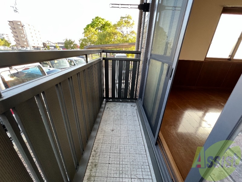 バルコニー　バルコニーは洗濯物を干すのに十分な広さがありますね。