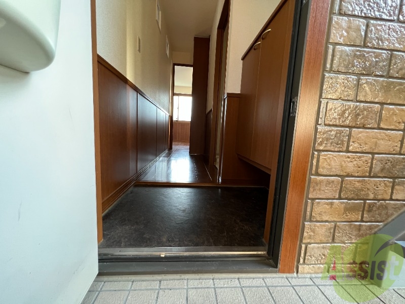 玄関　玄関から撮影しました。明るい印象ですね。