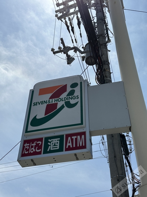 コンビニ　セブンイレブンハートインJR東部市場前駅前店・改札横^^（コンビニ）まで135m