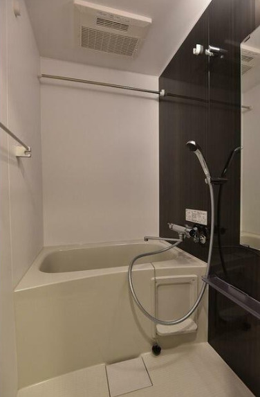 バス・シャワールーム　清潔感のあるバスルームです。