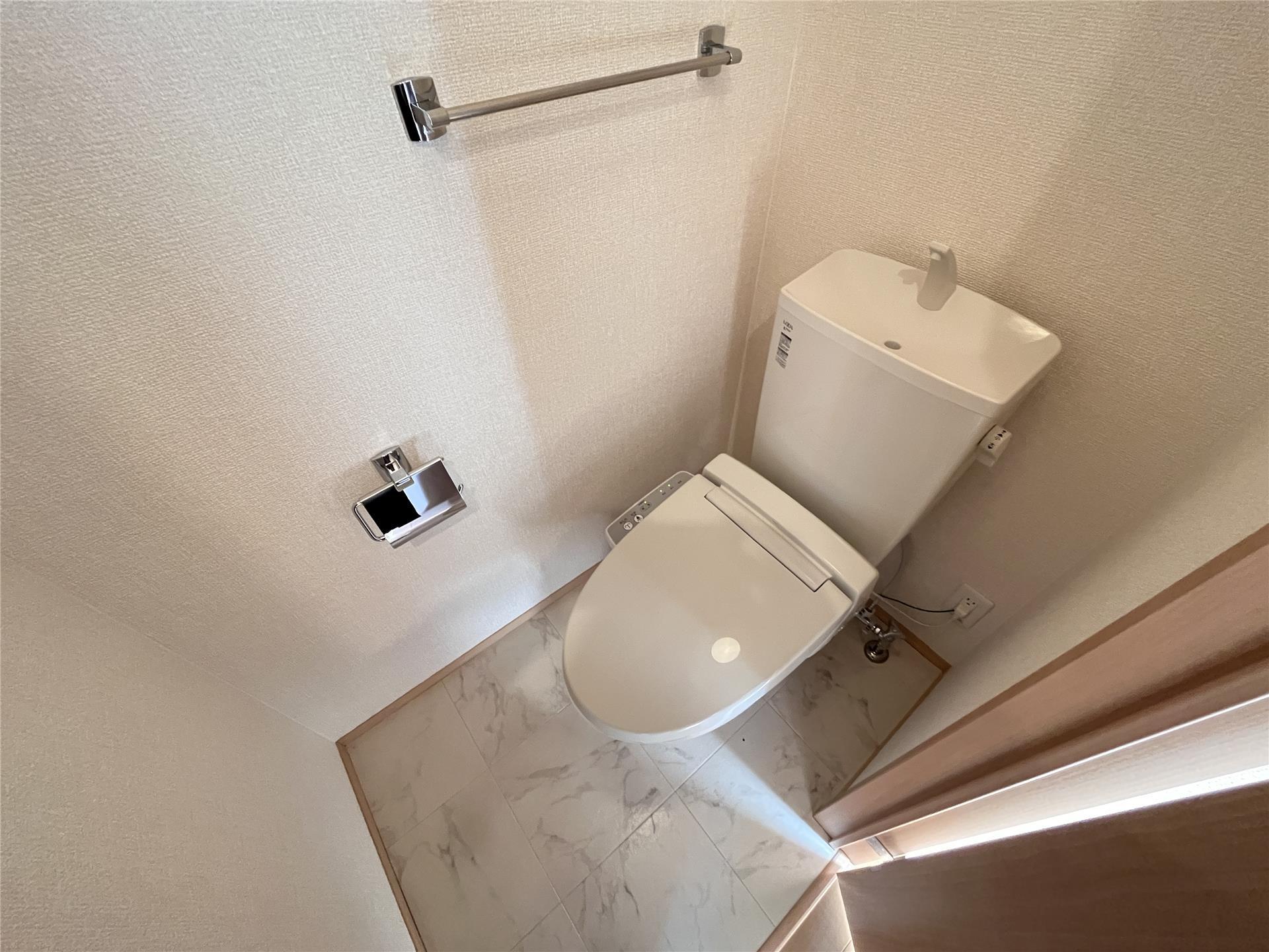 トイレ　温水洗浄暖房便座付トイレ