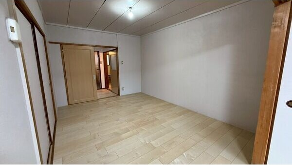 その他部屋・スペース　開放的な寝室です