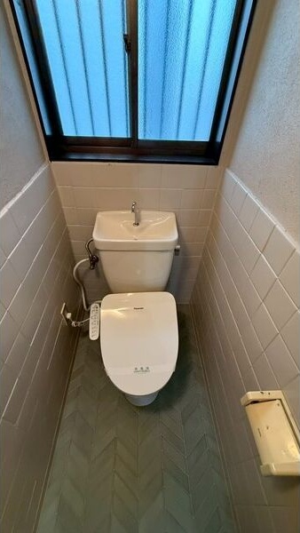 トイレ　落ち着いた色調のトイレです