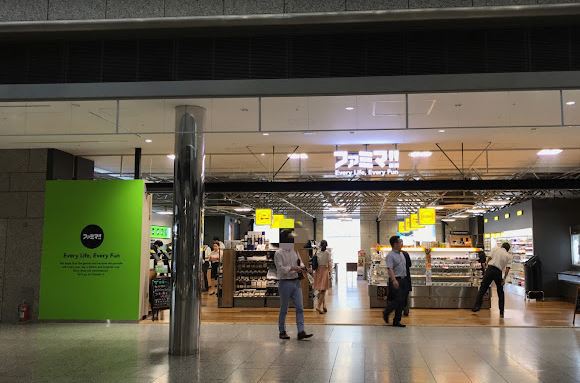 コンビニ　ファミマ東京都庁第二本庁舎店（コンビニ）まで285m