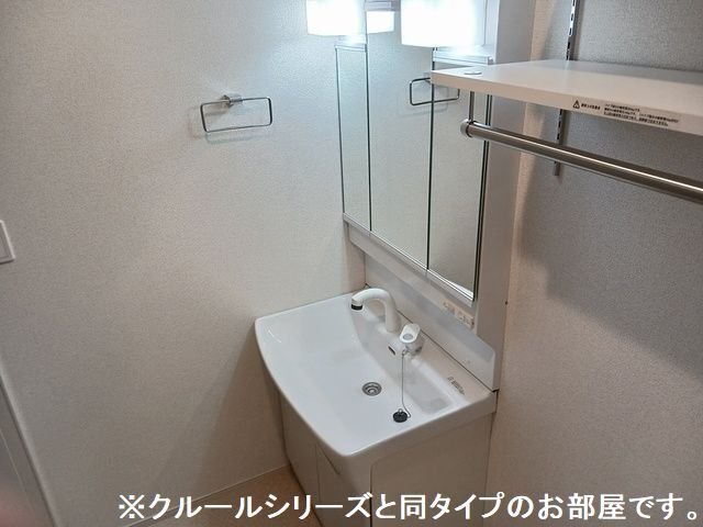 洗面設備　明るい洗面所です