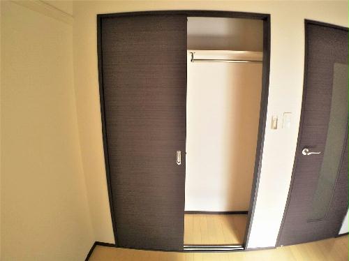 収納　扉側にも同様な収納スペースがあります