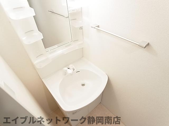 洗面設備　明るい洗面所です