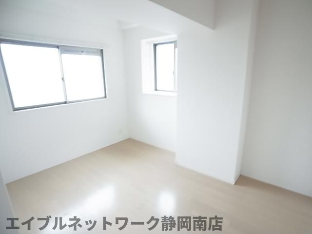 その他　落ち着いた色調の洋室です