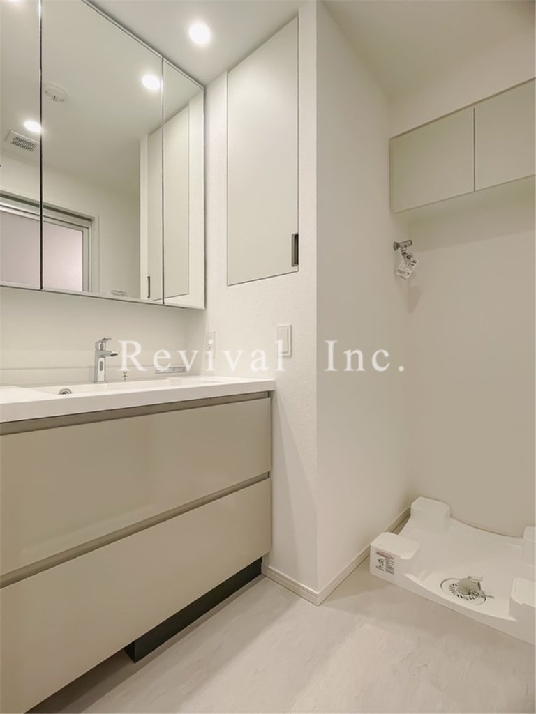 洗面設備　大きい鏡面でございます