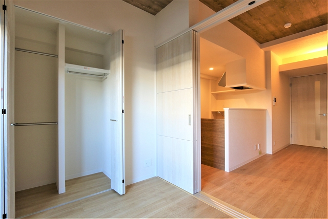 収納　お洋服などはこちらへ