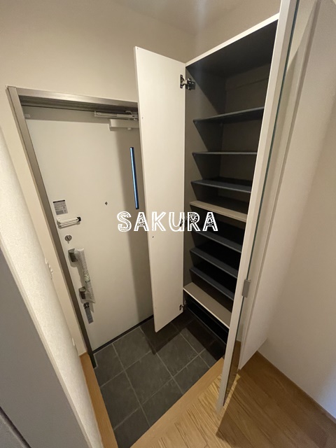 玄関　収納豊富なシューズボックスです♪