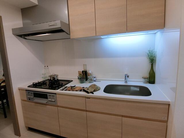 キッチン　モデルルームにつき家具等は付属しません。他号室　同施工参考写