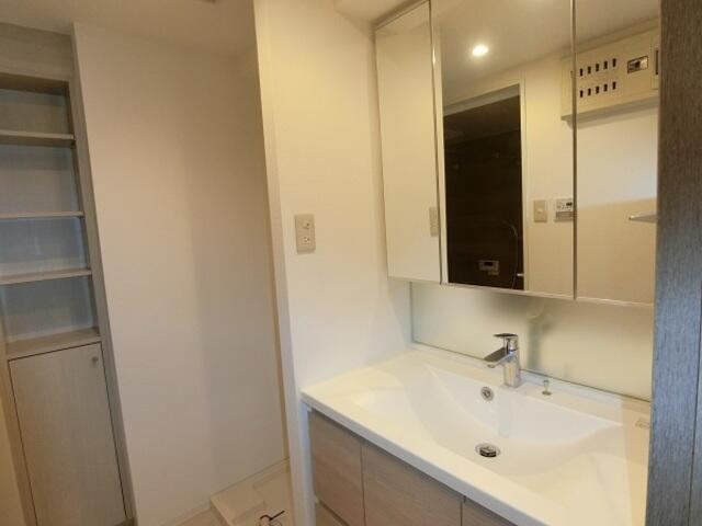 洗面設備　モデルルームにつき家具等は付属しません。他号室　同施工参考写