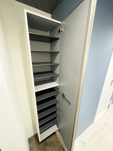 玄関　たくさんの靴を収納できるシューズボックスを完備