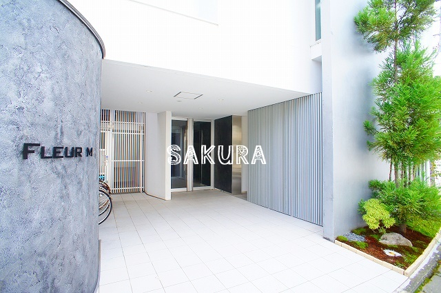 エントランス　重厚感のある建物デザイン♪