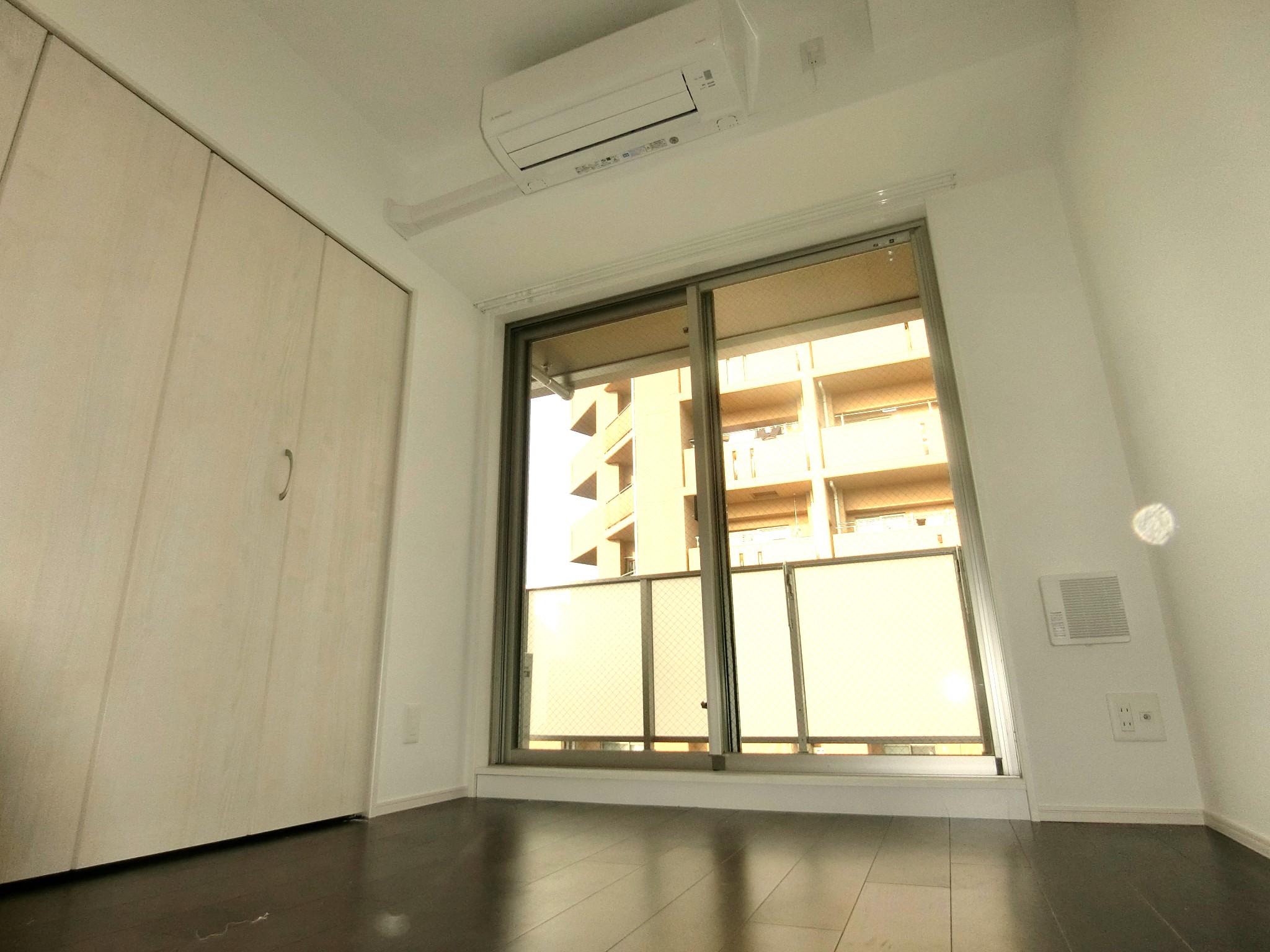 収納　大型クローゼツト完備の明るいベッドルームです☆