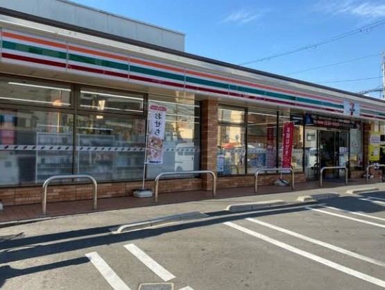 コンビニ　セブンイレブン 吹田片山1丁目店（コンビニ）まで232m