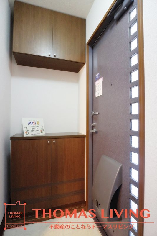 玄関　※写真を準備中のため、同物件の別室写真をご参照ください。