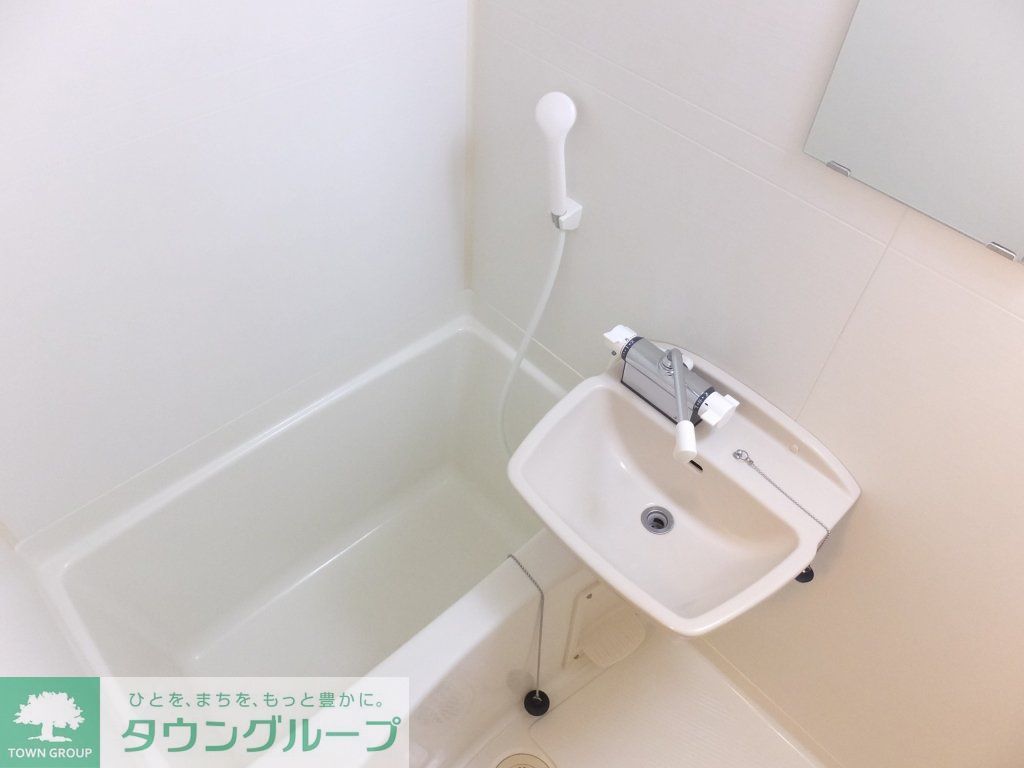 バス・シャワールーム　清潔感のある白を基調とした浴室です。