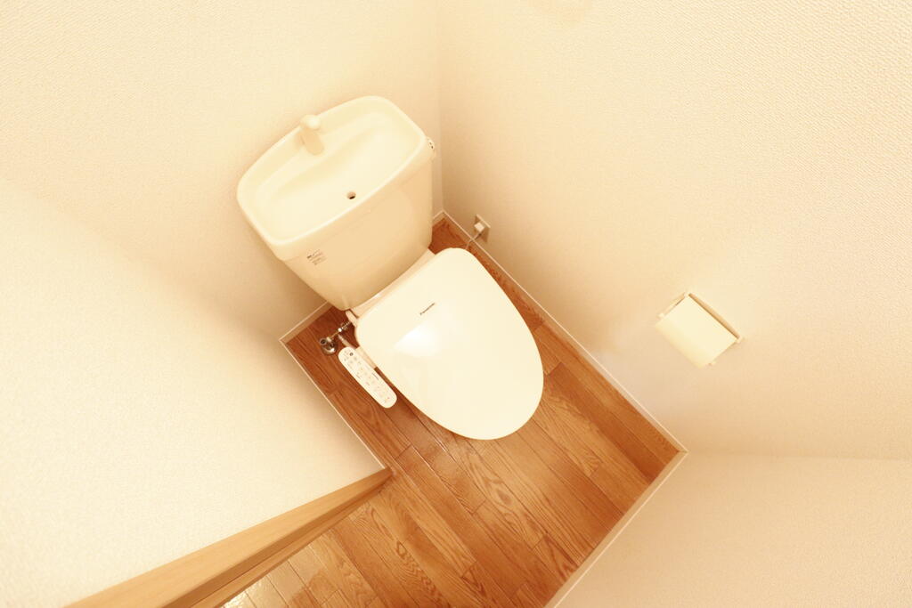 トイレ　温水洗浄便座付きのトイレです♪