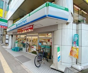 コンビニ　ファミリーマート 新宿四丁目店（コンビニ）まで369m