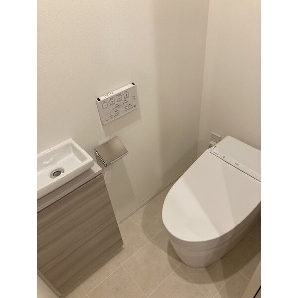 トイレ　落ち着いた色調のトイレです