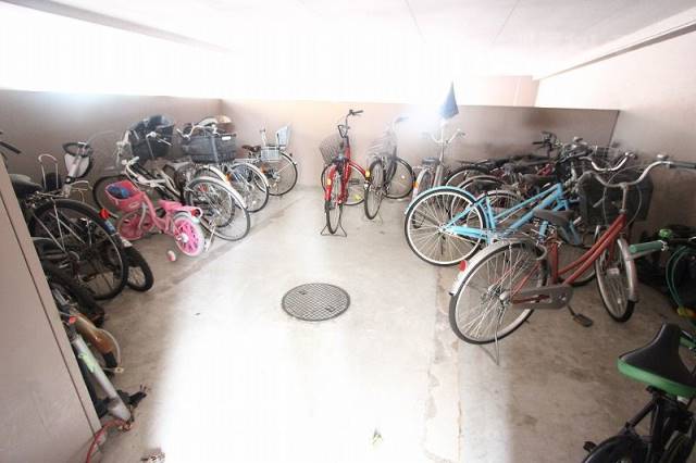 その他共有部分　屋根があるため自転車が濡れません。