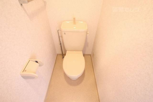 トイレ　トイレットは通路側にございます