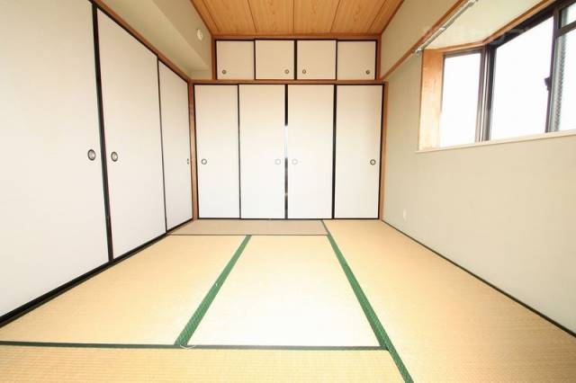 その他部屋・スペース　和室６畳の収納は出窓もあります