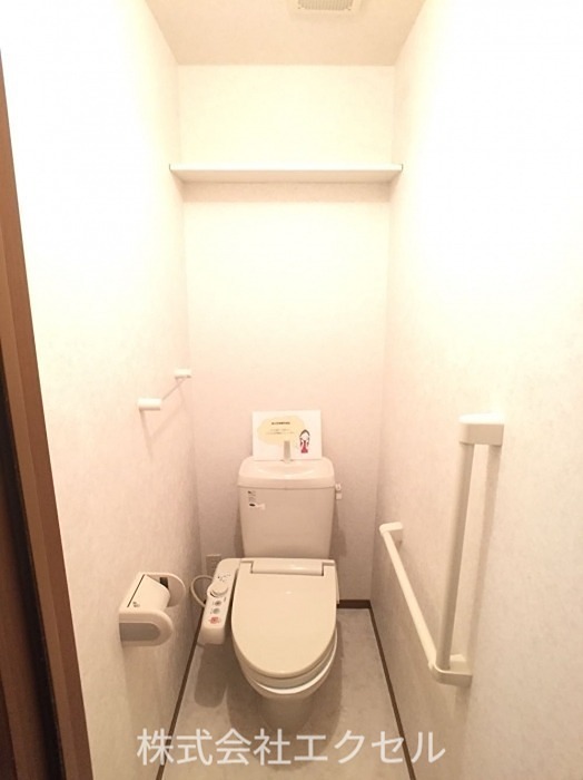 トイレ　温水洗浄便座です。