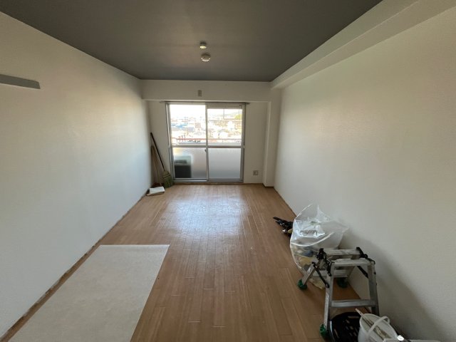 居室・リビング　間取りが反転の同じマンションのお部屋です