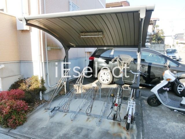 その他　屋根付の駐輪スペース。