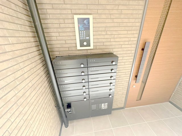 ロビー　ロビーにある各部屋毎のメールボックス。