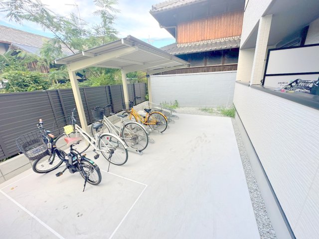 駐車場　敷地内には入居者専用の駐輪スペースもあります。