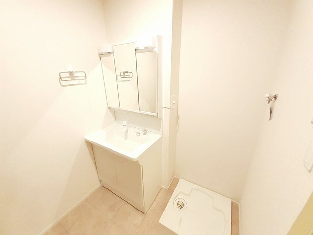 洗面設備　明るい洗面所です