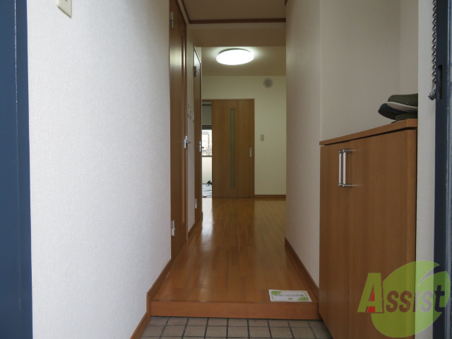 玄関　玄関から見た居間です。明るく落ち着いた雰囲気が感じられます。