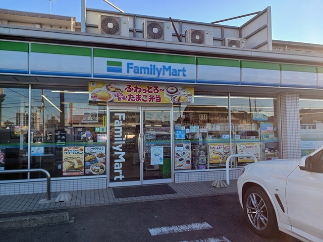 コンビニ　ファミリーマート（コンビニ）まで220m