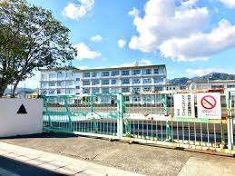 小学校　静岡市立清水飯田小学校（小学校）まで819m