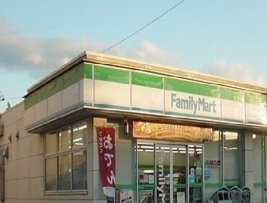 コンビニ　ファミリーマート（コンビニ）まで450m