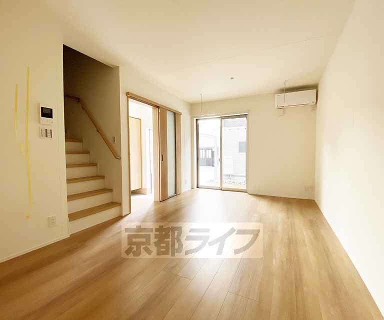 居室・リビング　落ち着いた雰囲気のお部屋です