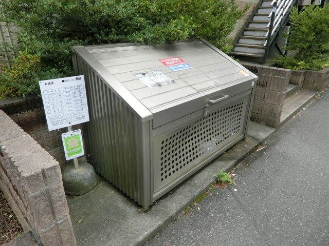 エントランス　敷地内にゴミ捨て場があるので便利ですね