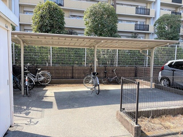 その他　屋根付き駐輪場