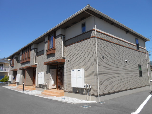 建物外観　建物玄関側（西面）を南西方向より撮影