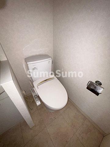 トイレ　落ち着いた色調のトイレです