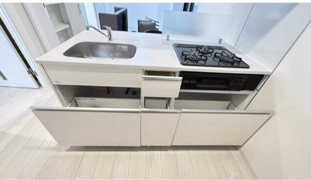 キッチン　室内写真にある家具・小物は入居時に撤去いたします