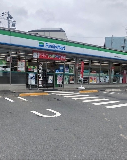コンビニ　ファミリーマート（コンビニ）まで450m
