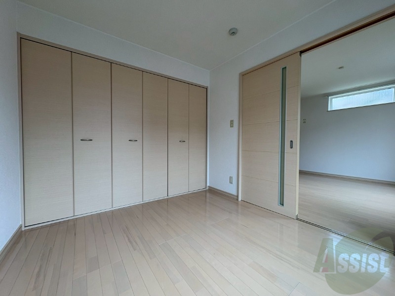 その他部屋・スペース　木目のフローリングは落ち着きのある印象のお部屋になりますね。