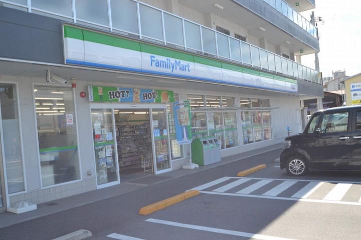 コンビニ　ファミリーマート（コンビニ）まで803m