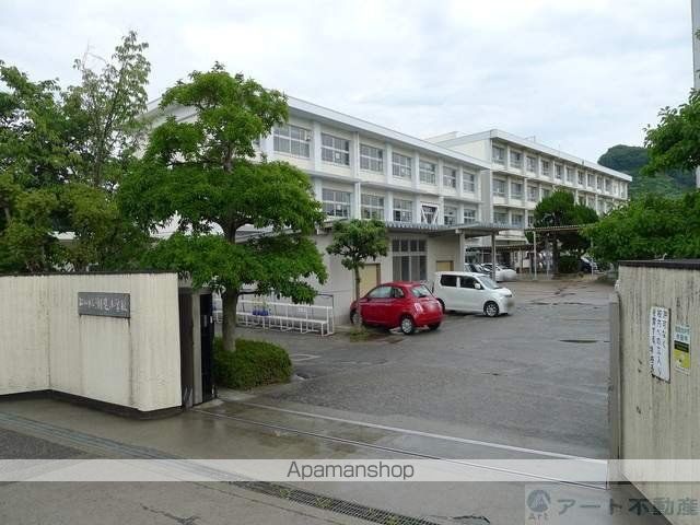 小学校　潮見小学校（小学校）まで727m