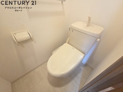 トイレ　温水洗浄便座付きのトイレです♪
